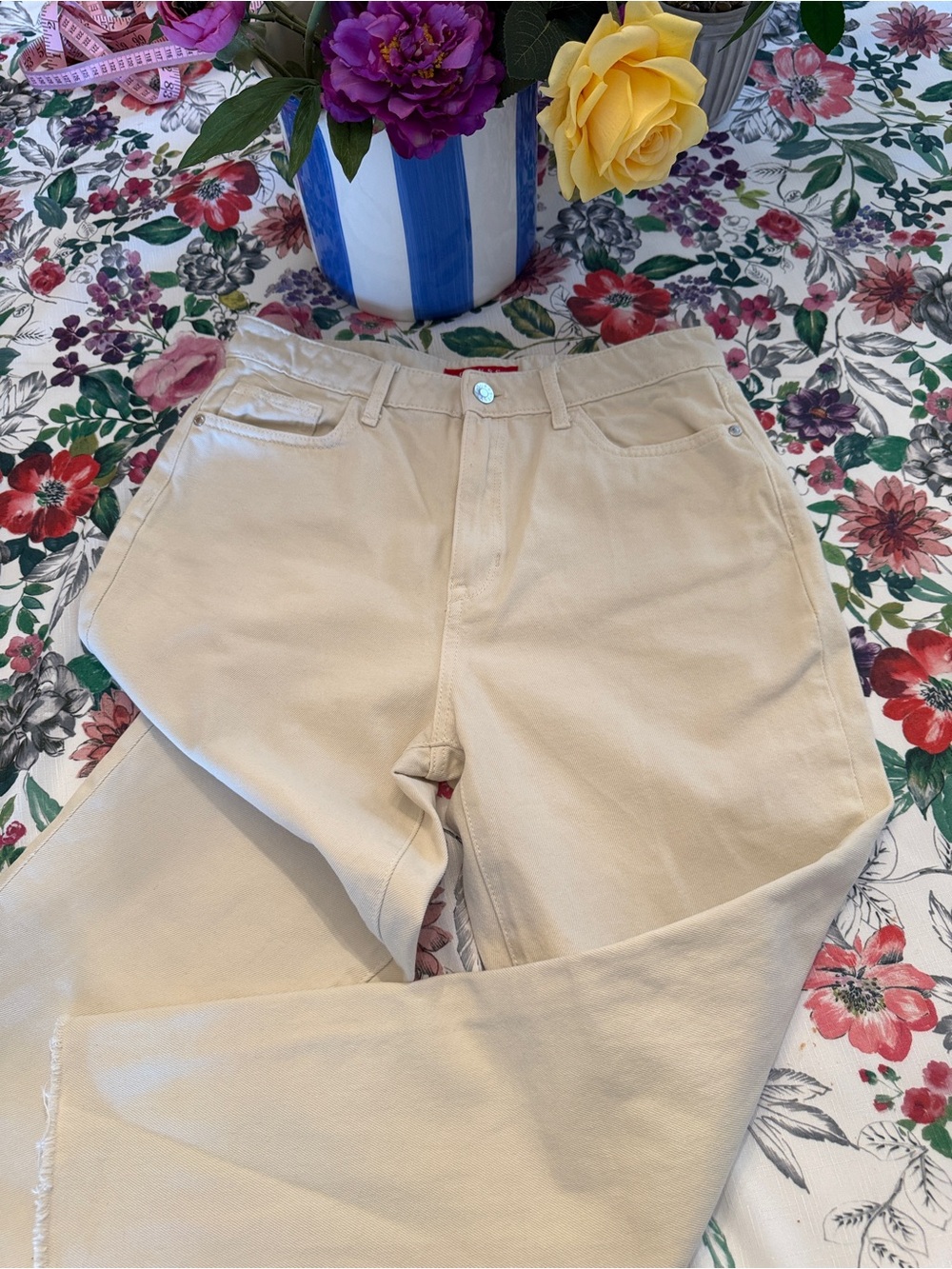 Guess Cream Denim Jeans with Logo Patch - Picture 8 of 8